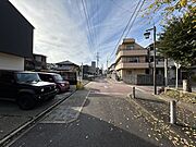 歩道が整備された前面道路に面し、小さなお子さまのいるご家庭にもおすすめです！
