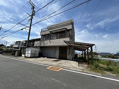 外観:広々とした敷地に建つ堂々たる佇まい。3台駐車可能で家族みんなの車も安心! 外観:広々とした敷地に建つ堂々たる佇まい。3台駐車可能で家族みんなの車も安心!