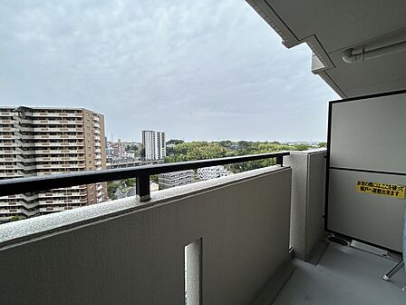 広々としたバルコニー。高層階のため眺望良好。