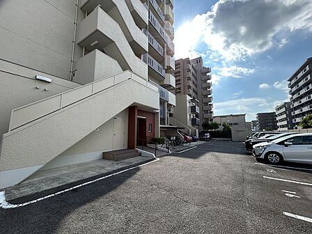 屋根下や建物沿いに駐輪場が確保されており自転車をご利用の方にも優しい使い勝手の良い共用部です♪
