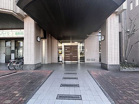 一階にはいくつかテナントが入っています!7階部分で南側に建物がないので日当たり良好です◎
