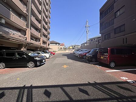 駐車場は平面駐車場になります。