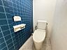トイレ：ウォシュレット付きトイレで、毎日快適に使える清潔感のある空間です。