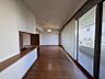 リビング/ダイニング：人気のカウンターキッチンからはお部屋全体を見渡せます。