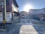 最寄りバス停まで徒歩3分と便利です♪コンビニまで徒歩約1分と急な買い物にも困りません！