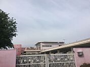 築山保育園　約880m　徒歩約11分　全ての職員が全ての子どもにかかわり、よい手本であることを自覚し保育をします。保護者、地域との連携を大切にし、幼児の健全な育成に努めます。