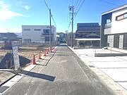南西側公道幅員約4.6ｍ。見通しのいい道路です。