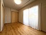 室内：木目のフローリングが暖かみのある室内に。明るい寝室で心地のいい朝を迎えられそう。