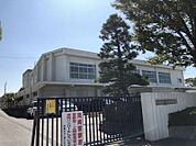 上地小学校まで　1200m　徒歩約15分　愛知県岡崎市の公立小学校。1983年（昭和58年）4月に開校されました。通常学級23クラス、特別支援学級4クラスがあります。