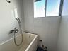 浴室：マンションでは珍しい、窓付き浴室です！換気がしっかりできてカビの繁栄を抑えられます◎