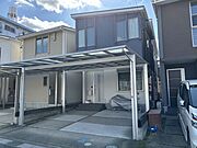 愛車を雨や日差しから守るカーポート付き！