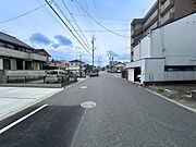 南側公道幅員約8.0ｍ、間口約6.0ｍ。毎日の駐車も安心です。