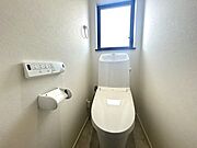 温水洗浄便座機能完備の清潔感あるトイレです♪