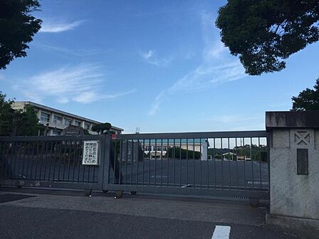 根石小学校まで 732m 徒歩約10分●校訓「全力をつくせ」の下「自ら学ぶ」「心が豊か」「体を鍛える」という知・徳・体の調和をとる。持続可能な社会の担い手としての資質向上をめざす。