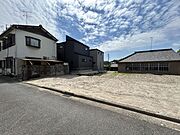 間口が10ｍあり、駐車場やお庭も確保しやすいお土地です♪