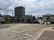 内池公園まで　120m　徒歩約2分　遊具のある公園です。見通しの良い公園でお子様の外遊びにも最適です。
