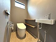 玄関横にトイレと手洗いを配置し、帰宅時や来客時に使いやすい動線設計
