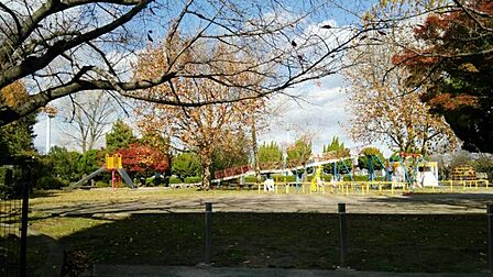 日名公園　約507ｍ　徒歩約7分子供が遊べる遊具のある公園です。また照明設備（有料）もある運動広場もあります（中学生以上の野球利用は禁止）