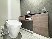 収納棚のあるのでトイレットペーパーや掃除用品もすっきりと見えない収納が可能です！