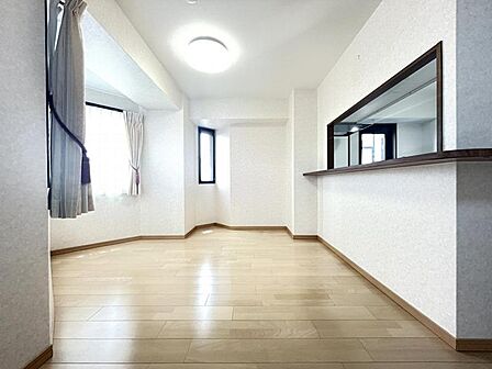 リビングは隣接した和室もございます。来客時のおもてなしや家族団らんの場としてご活用頂けます。