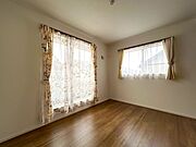明るい洋室は子供部屋として、テレワーク用のお部屋として、用途も広がりますね☆
