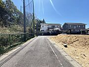 最寄のバス停まで徒歩約5分で生活至便の立地です♪