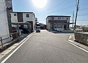 前面道路がきれいに整備されていて綺麗な街並みです！