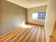 木目のフローリングが暖かみのある室内に。明るい寝室で心地のいい朝を迎えられそう。