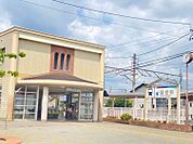 猿投駅まで　972m　徒歩約13分　終日有人駅。ロータリ有　バスの停留所有　駅舎とホームは構内踏切で繋がっています。構内踏切からはスロープのため段差のないバリアフリーの駅です。