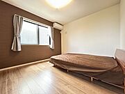 アクセントクロスが目を引くおしゃれな洋室です♪