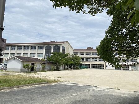 美山小学校まで 533m 徒歩約7分●常に子どもとともにあり、認め励ますことを基本にして、教師と子ども、子ども同士のコミュニケーションを大切にしている。