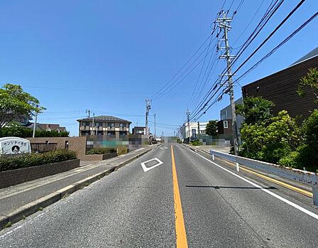 歩道が整備された前面道路に面し、小さなお子さまのいるご家庭にもおすすめです！