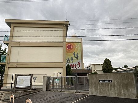 朝日小学校まで　780m　徒歩約10分●■よく考え、すすんで学ぶ子　　励まし合い、ともに伸びる子　　心身を鍛え、たくましく生きる子を目指します。