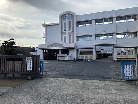 梅坪小学校まで 910m 徒歩約12分●愛環梅坪駅から徒歩約3分の所にあります。校訓「よく遊び、よく学べ」
