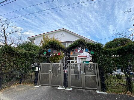 ひらしば幼稚園まで 630m 徒歩約8分●3歳~5歳 8:30~15:00 月~金 預かり保育~17:00 広々した園庭に遊具があり 伸び伸び遊ぶことが出来ます。