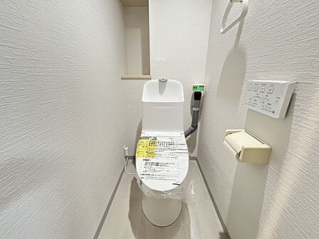 清潔感があり快適な温水洗浄便座付き。