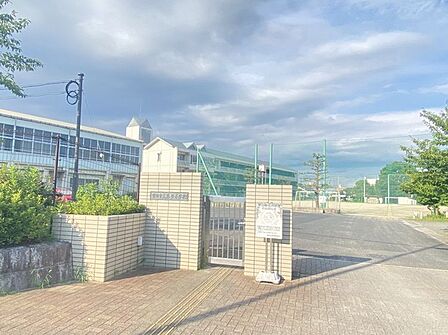 挙母小学校まで　1410m　徒歩約18分●【校訓】考える子（自ら気づき、自ら学ぶ子）助け合う子（ともに励まし認め合う心）がんばる子（たくましく、ねばり強く実行する力）。