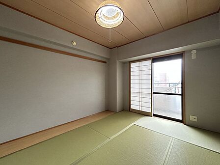 ほっと一息つける落ち着いた畳空間。