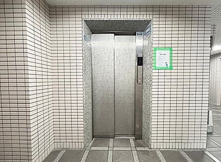 安心感のあるシンプルなエレベーター。