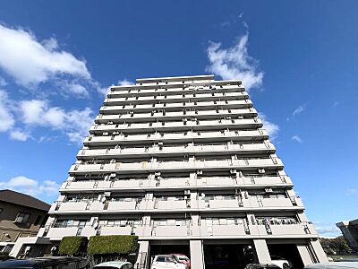 外観：13階建てのマンションの9階のお部屋で高層階なので、眺望良好です！