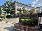 桜井中学校まで　2297m　徒歩約29分●安城市小川町にある公立中学校。《校訓》質実剛健　自ら考えて行動し、思いやりとたくましさのある生徒を育てます。