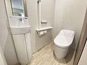 手すり付きの広めのトイレはご年配の方にも安心です！