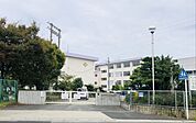 竜北中学校　徒歩約3分（約200ｍ）自分も大事、他人も大事を合言葉に、全ての子どもたち、大人たちが笑顔になる学校を目指しています。