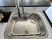グースネック水栓と大きなシンクでお料理の片づけも楽々