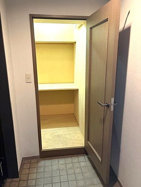 玄関横に大きな収納場所があり、アウトドアグッズなど片づけることができます!