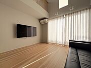 憧れの吹き抜けリビング！上部にも窓があるため、あたたかい日差しがたっぷり降り注ぎます♪