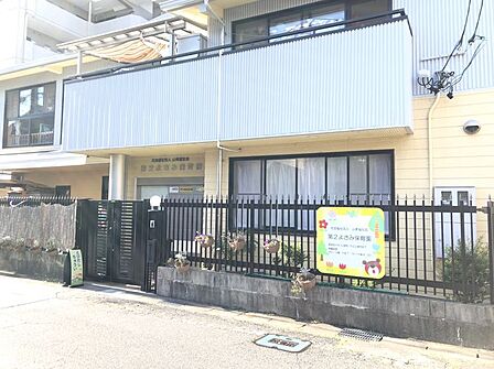 第2よさみ保育園まで 556m 徒歩約7分●ゆったりと家庭的な保育ができるように、一般住宅の延長として自然の素材をできるだけとりいれ、木材のもつ柔らかい表情を生かした保育室です。