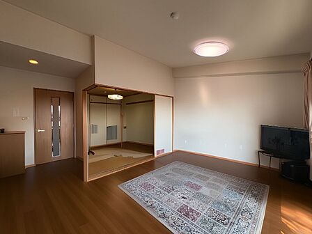 バルコニーに面したリビングは日当たり良好で解放感があります♪