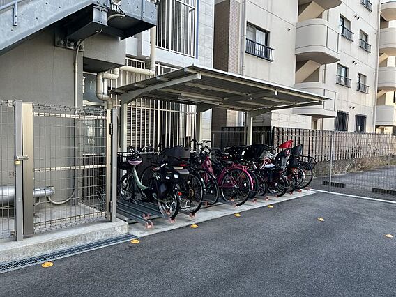 駐輪場も敷地内...