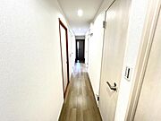 玄関からリビングまでの廊下です！